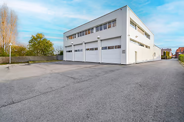Villa met magazijn